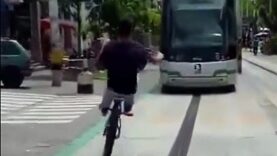 Stupid cyclist takes huge risks