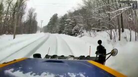 Un conducteur idiot double devant un chasse-neige