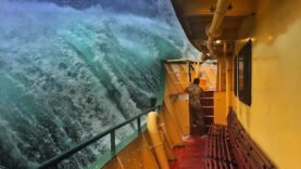 Un ferry surpris par une vague monstrueuse en Australie