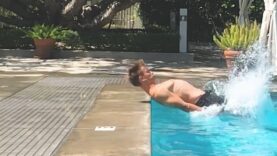 Un flip au ras de la piscine