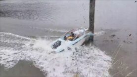 With his boat he will crash against a pole… Violent shock