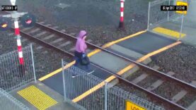 Elle traverse une voie ferrée sans regarder et se fait froler par un train… Chaud