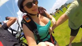 Elle filme son décollage en parapente avec un décolleté plongeant