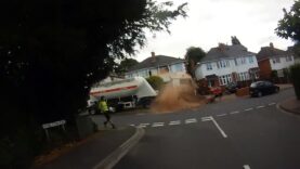 Un camion-citerne dévale une rue