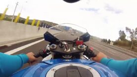 Un motard roule comme un dingue et prend des virages à plus de 250km/h