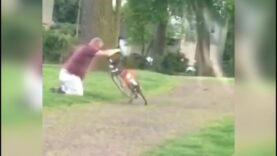 Quand un homme ivre tente de monter sur un vélo