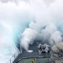 Un navire de guerre face à des vagues de 20m !